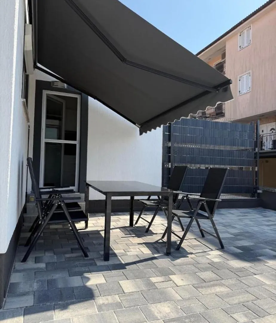 Apartments Stinjan Pula 0*,